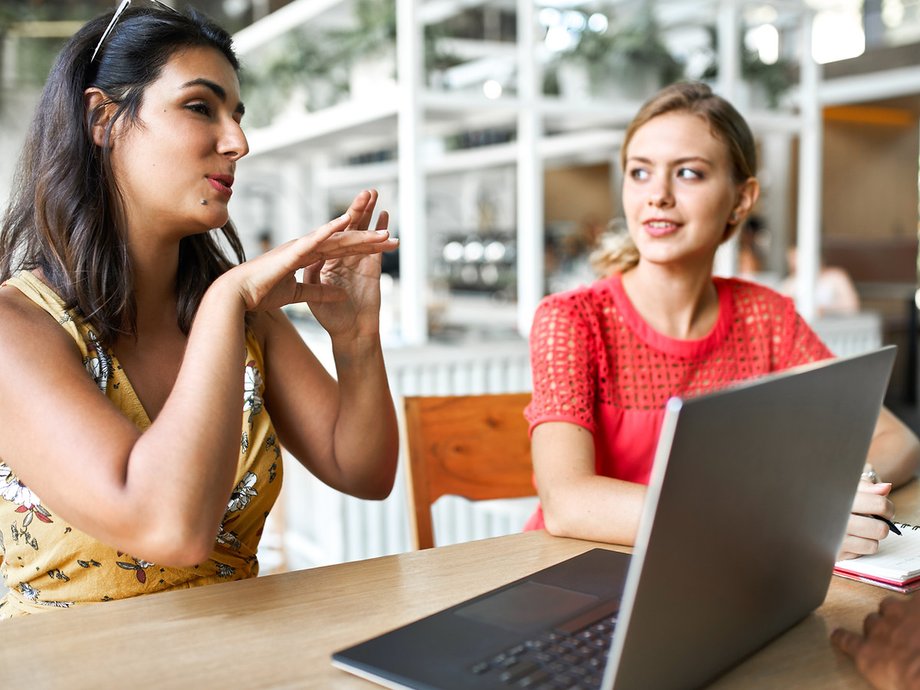 Pessoas trabalhando juntas em um coworking iluminado